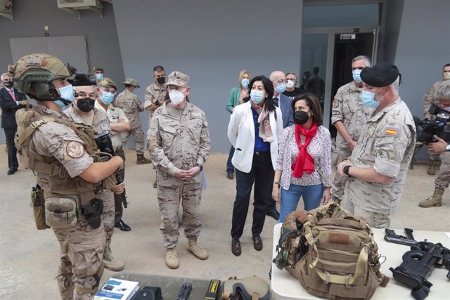 La ministra de Defensa, Margarita Robles, en una visita a los militares del Destacamento Marfil desplegado en Senegal
