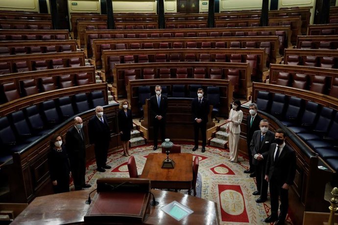 Archivo - El rey Felipe VI con padres de la Constitución y dirigentes políticos en el Congreso