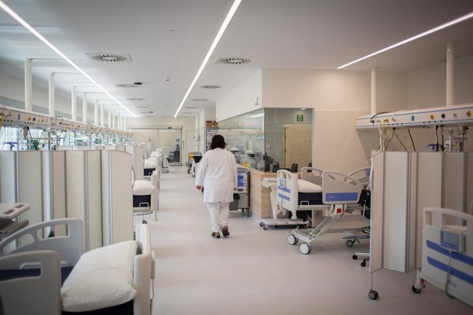 Archivo - Arxiu - Una professional sanitria en un hospital