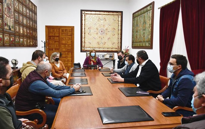 Reunión de los alcaldes del Área Sanitaria de Osuna para pedir explicaciones al SAS por la posible fusión de los hospitales de Osuna y Écija.