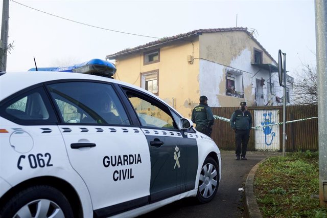 Guardias civiles en la vivienda donde residían una mujer y su hija asesinadas