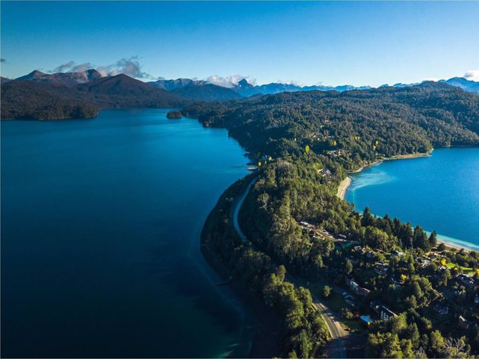 Lago Nahuel Huapi y Correntoso. 