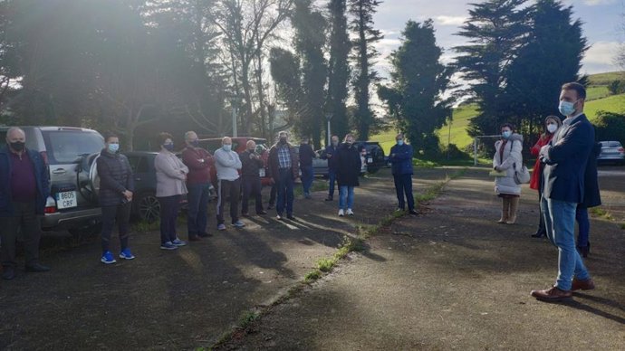 El PP se reúne con vecinos del occidente ante la presencia del lobo en núcleos de la rasa costera