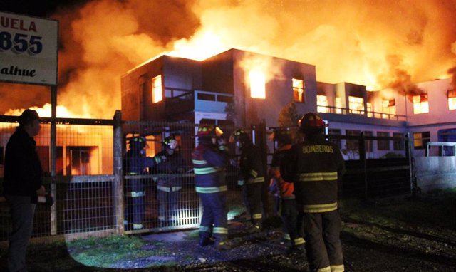 Archivo - Incendio provocado en una escuela de la Araucanía, en Chile