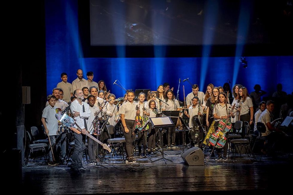 Archivo - La orquesta 'La Música del Reciclaje' durante su actuación en el Teatro Auditorio de San Lorenzo de El Escorial en diciembre de 2020.