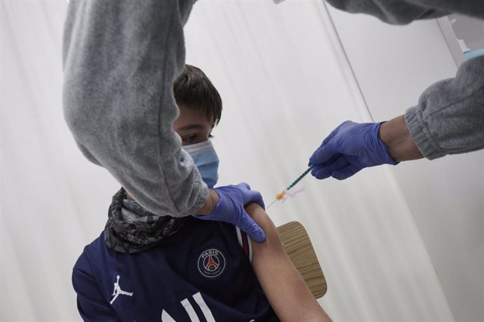 Un niño es vacunado en el centro de vacunación pediátrica, organizado en el seminario del arzobispado de Pamplona, a 16 de diciembre de 2021, en Pamplona, Navarra (España). 