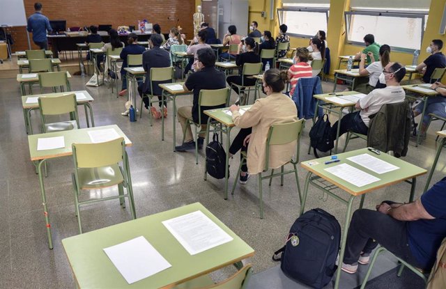 Archivo - Varias personas, durante un examen de las primeras oposiciones docentes de la Comunidad Valenciana tras el inicio de la pandemia, a 22 de mayo de 2021