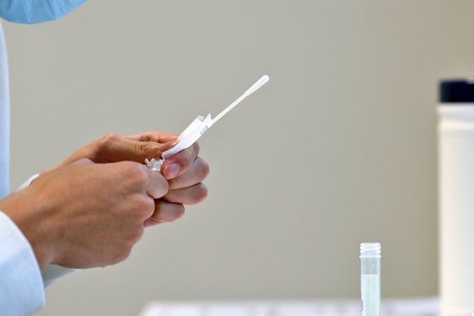 Archivo - Un sanitario se prepara para realizar una PCR.