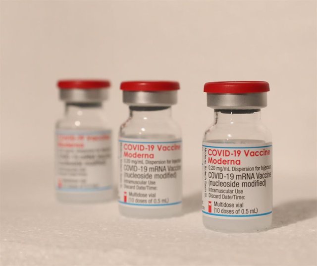 Archivo - Varios viales de la vacuna de Moderna contra el Covid-19, a 7 de mayo de 2021, en Madrid (España). Según datos del Ministerio de Sanidad, en la Comunidad de Madrid se han administrado un total de 2.411.19 dosis de las vacunas de Pfizer, Moderna,