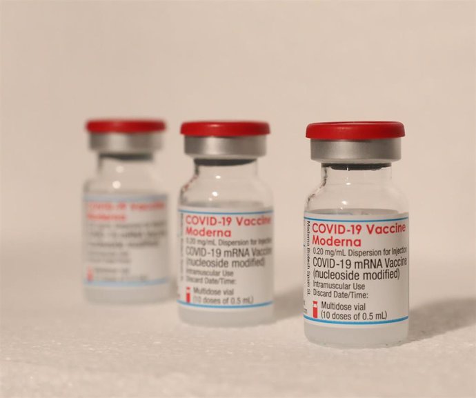 Archivo - Varios viales de la vacuna de Moderna contra el Covid-19, a 7 de mayo de 2021, en Madrid (España). Según datos del Ministerio de Sanidad, en la Comunidad de Madrid se han administrado un total de 2.411.19 dosis de las vacunas de Pfizer, Modern