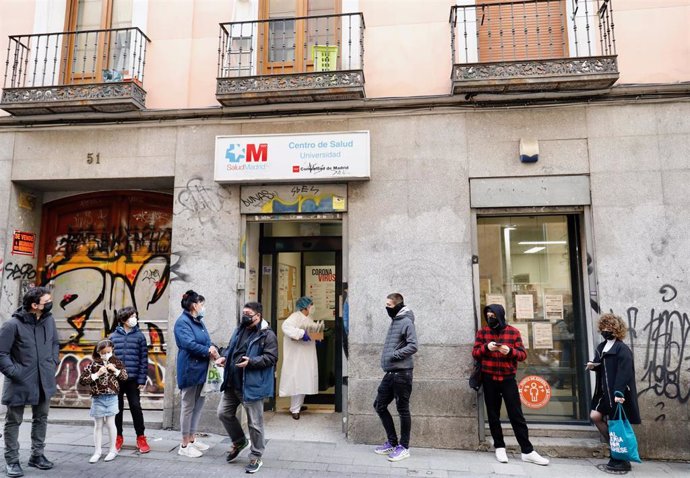 Varias personas esperan para realizarse un test de Covid-19 en el Centro de Salud Universidad, a 21 de diciembre de 2021, en Madrid, (España). Los test de antígenos son la opción de muchas personas para evitar la propagación de contagios de coronavirus 
