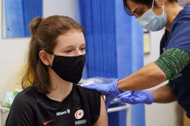 17 December 2021, United Kingdom, London: A person receives a Coronavirus (Covid-19) vaccine as a 24-hour "jabathon" takes place at an overnight walk-in vaccination clinic at the Morris House GP practice in Haringey. Photo: Kirsty O'connor/PA Wire/dpa