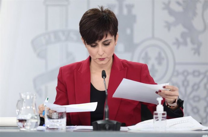 La ministra de Política Territorial y portavoz del Gobierno, Isabel Rodríguez, comparece en una rueda posterior a una reunión del Consejo de Ministros, en el Palacio de Moncloa, a 21 de diciembre de 2021, en Madrid, (España). 