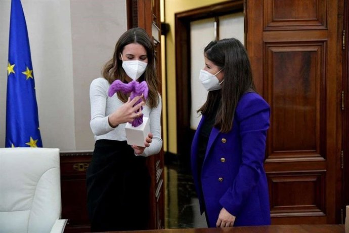 Irene Montero e Isabel Gil Rosiña durante su encuentro en el ministerio.