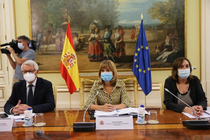 Archivo - (I-D) El secretario de Estado de Educación de España, Alejandro Tiana; la ministra de Educación y Formación Profesional, Pilar Alegría y la secretaria general de FP, Clara Sanz, en la Conferencia Sectorial de Educación en la sede ministerial, 