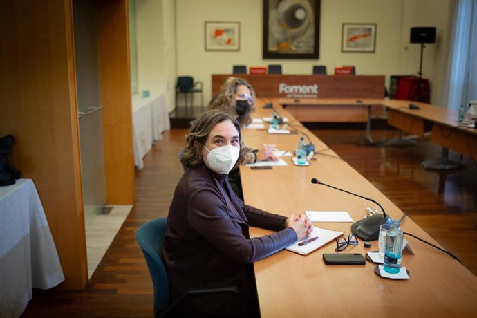 La alcaldesa de Barcelona, Ada Colau, en una reunión con el presidente de Foment del Treball, Josep Sánchez Llibre, en la sede de la patronal.