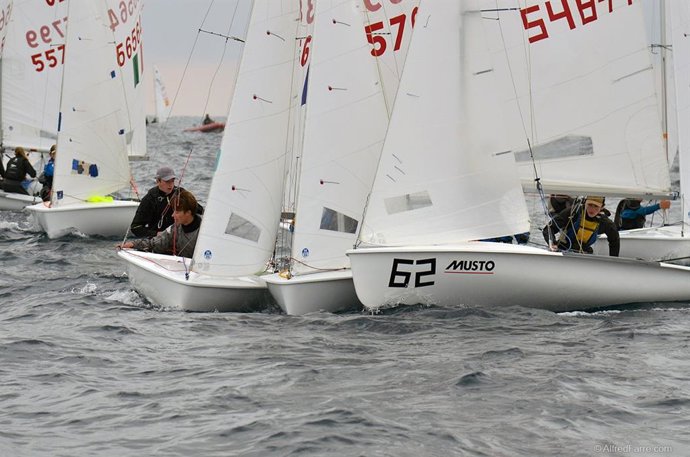 Embarcaciones de la clase 420 en la tercera jornada de regatas en la 45 Christmas Race, en aguas de Palamós (Girona)