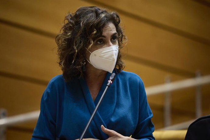 La ministra de Hacienda, Maria Jesús Montero, interviene en una Sesión de Control en el Senado, a 21 de diciembre de 2021, en Madrid (España).
