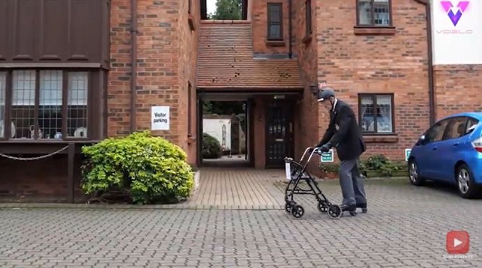 Un anciano de 89 años se monta en unos patines para recaudar fondos contra la pobreza infantil