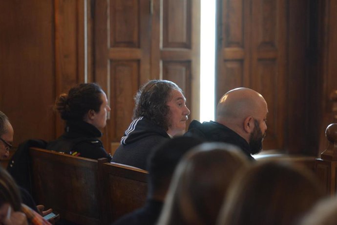 Archivo - Sito Miñanco (2I) , franqueado por dos policías, en el Juzgado de Instrucción n2 de Cambados en el que se le juzga por blanqueo de dinero. 