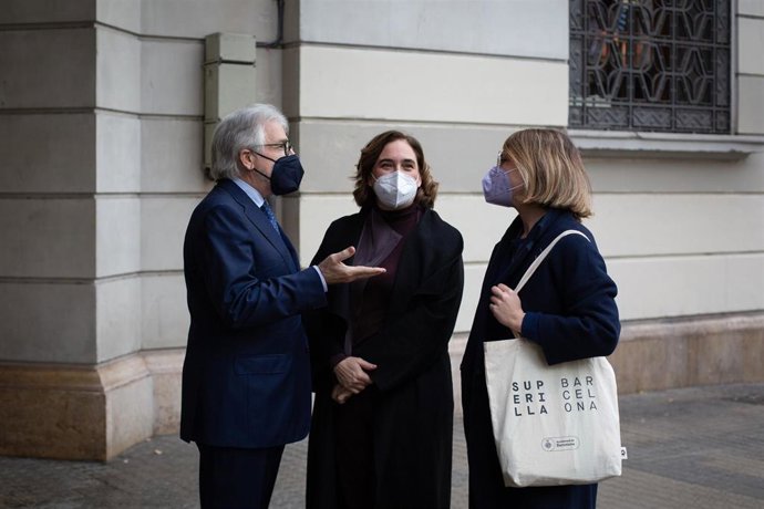 El presidente de Foment del Treball, Josep Sánchez Llibre; la alcaldesa de Barcelona, Ada Colau, y la teniente de alcalde Janet Sanz antes de reunirse en la sede de la patronal.
