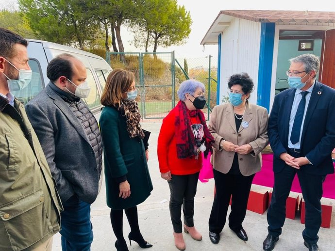 La secretaria general del PP de Málaga, Patricia Navarro, ha visitado junto al presidente del PP en el municipio malagueño de Rincón de la Victoria y alcalde del municipio, Francisco Salado, asociaciones de carácter social