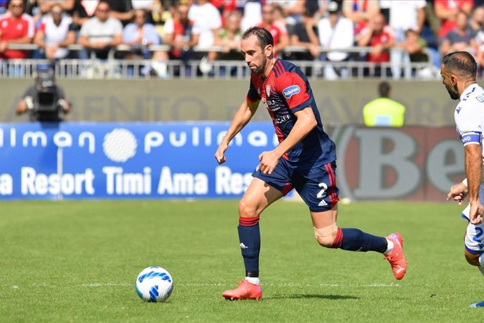 Archivo - Diego Godin, con el Cagliari