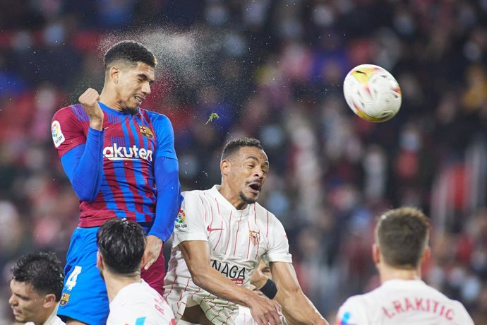Ronald Araujo of FC Barcelona shoots for goal during the spanish league, La Liga Santander, football match played between Sevilla FC and FC Barcelona at Ramon Sanchez-Pizjuan stadium on December 21, 2021, in Sevilla, Spain.