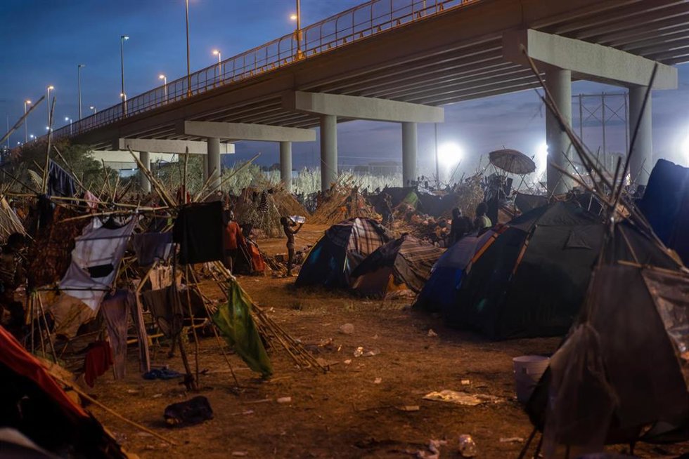 Archivo - Campamento de migrantes solicitantes de asilo en Estados Unidos en la ciudad de Del Río, en el estado de Texas y frontera con México