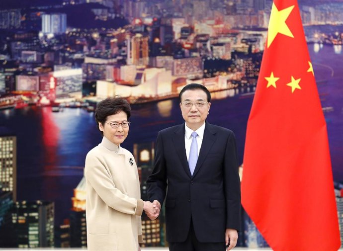 Archivo - El primer ministro de China, Li Keqiang, con la jefa del Ejecutivo de Hong Kong, Carrie Lam.