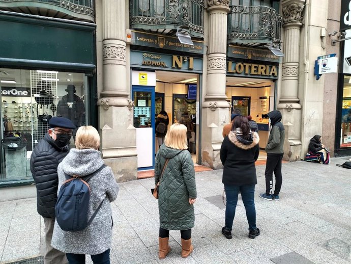 Las administraciones de lotería se han visto estos días con largas colas