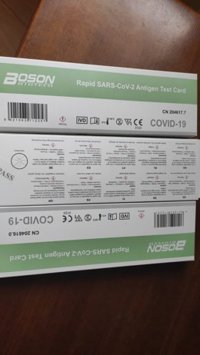 Los madrileños pueden ya recoger los test de antígenos gratuitos en las farmacias