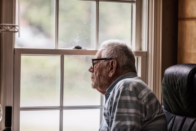 Archivo - Senior Man Staring Through Grungy Window
