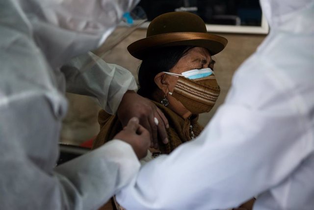 Archivo - Mujer boliviana recibe una vacuna contra la COVID-19