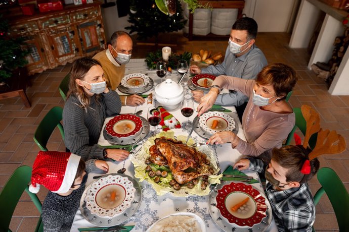 Archivo - Celebración cena de Navidad en familia.