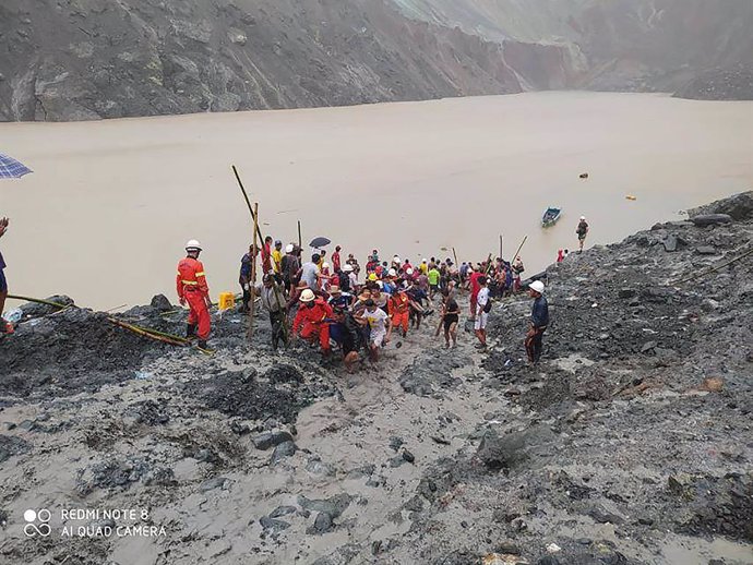 Archivo - Equipos de rescate en la mina del norte de Birmania que sufrió el 2 de julio un deslizamiento de tierra