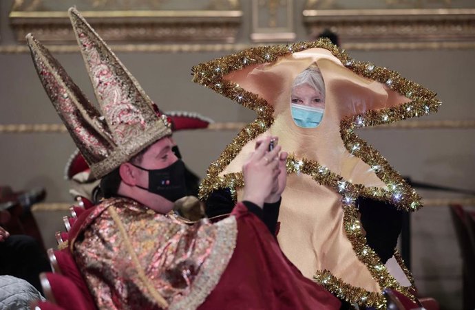 Dos personas disfrazadas minutos antes del inicio de la celebración del Sorteo Extraordinario de la Lotería de Navidad 2021