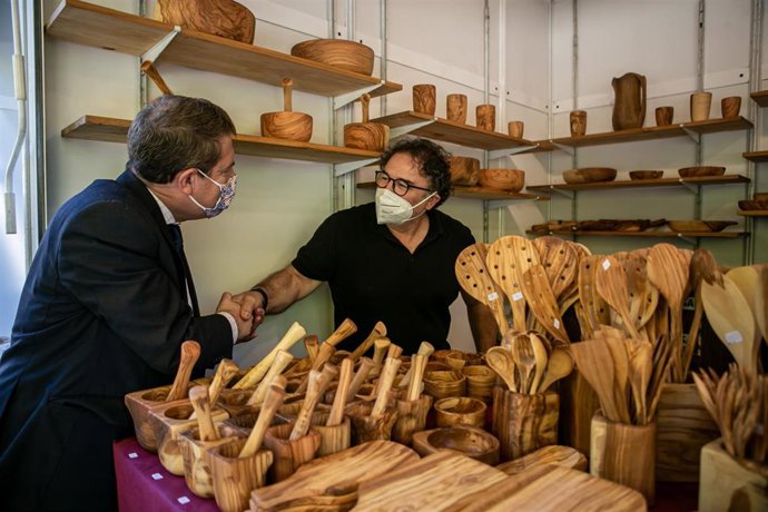Archivo - El presidente de Castilla-La Mancha, Emiliano García-Page, inaugura la edición número 40 de la Feria de Artesanía de Castilla-La Mancha (Farcama)