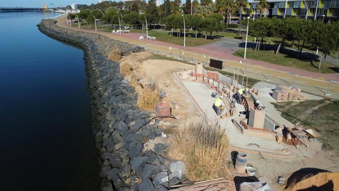 Obras en la Fuente de las Naciones en el Paseo de la Ría.