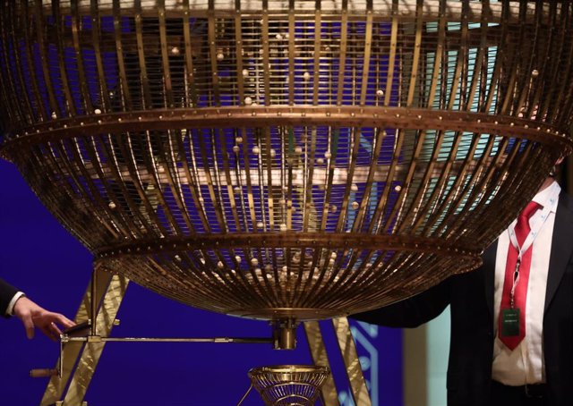 Preparativos de los bombos minutos antes del inicio de la celebración del Sorteo Extraordinario de la Lotería de Navidad 2021, en el Teatro Real de Madrid, a 22 de diciembre de 2021.