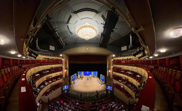 Installacions del Teatro Real de Madrid minuts abans del comenament el sorteig extraordinari de Nadal 2021