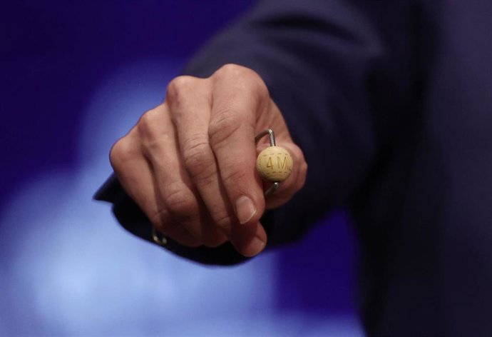 Una de las bolas del Sorteo Extraordinario de la Lotería de Navidad 2021, en el Teatro Real de Madrid, a 22 de diciembre de 2021, en Madrid, (España). A diferencia del año pasado en el que la evolución de la pandemia hizo imposible la presencia de públi