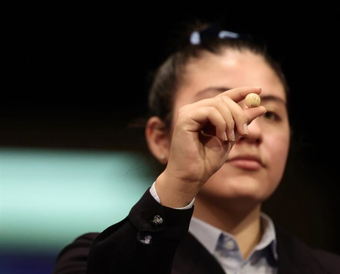 Una de las niñas de la residencia de San Ildefonso sostiene la bola con la que ha cantado el quinto primero para el número 92.052.