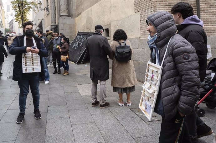 Varios vendedores ambulantes de lotería de Navidad cuando quedan menos de tres semanas para el Sorteo Extraordinario de la Lotería de Navidad, a 7 de diciembre de 2021, en Madrid (España). Como cada año, la Lotería de Navidad se celebra el próximo 22 de