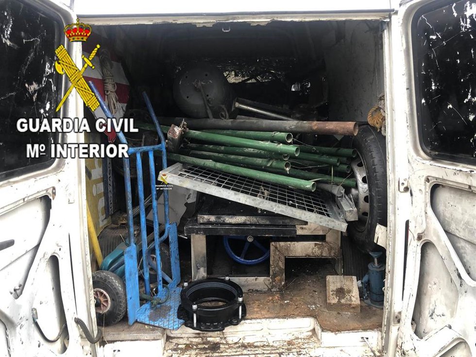 Dos detenidos por robar propiedades del Ayuntamiento de Sigüenza por valor de 1.800 euros de un almacén.