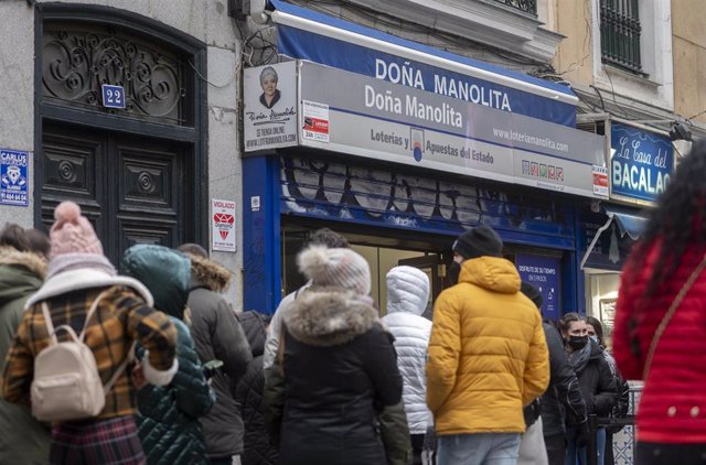 Varias personas hacen cola en la Administración de Loterías 'Doña Manolita' cuando quedan menos de tres semanas para el Sorteo Extraordinario de la Lotería de Navidad, a 7 de diciembre de 2021, en Madrid (España). Como cada año, la Lotería de Navidad se c