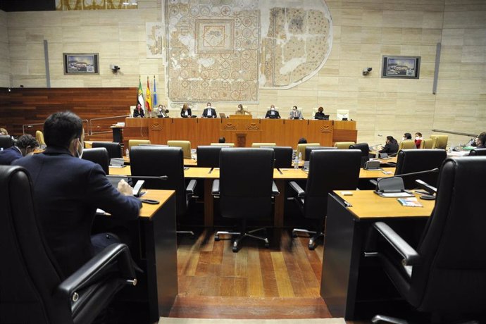 El pleno de la Asamblea de Extremadura debate las cuentas para 2022