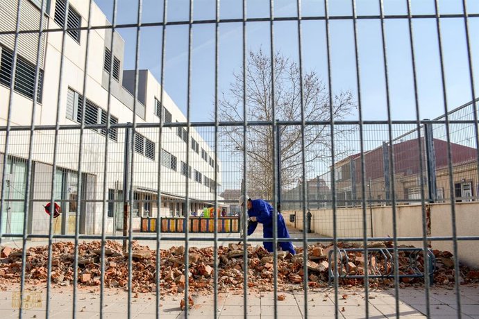 Archivo - Obras en el patio del colegio José María del Moral de Tomelloso.