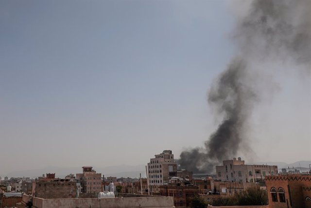 Archivo - Columna de humo tras un bombardeo de la coalición que lidera Arabia Saudí contra la capital de Yemen, Saná