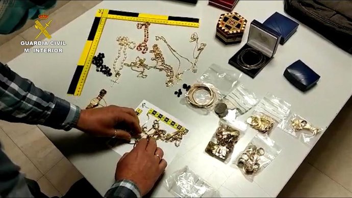 Archivo - Imagen de archivo de joyas recuperadas por la Guardia Civil